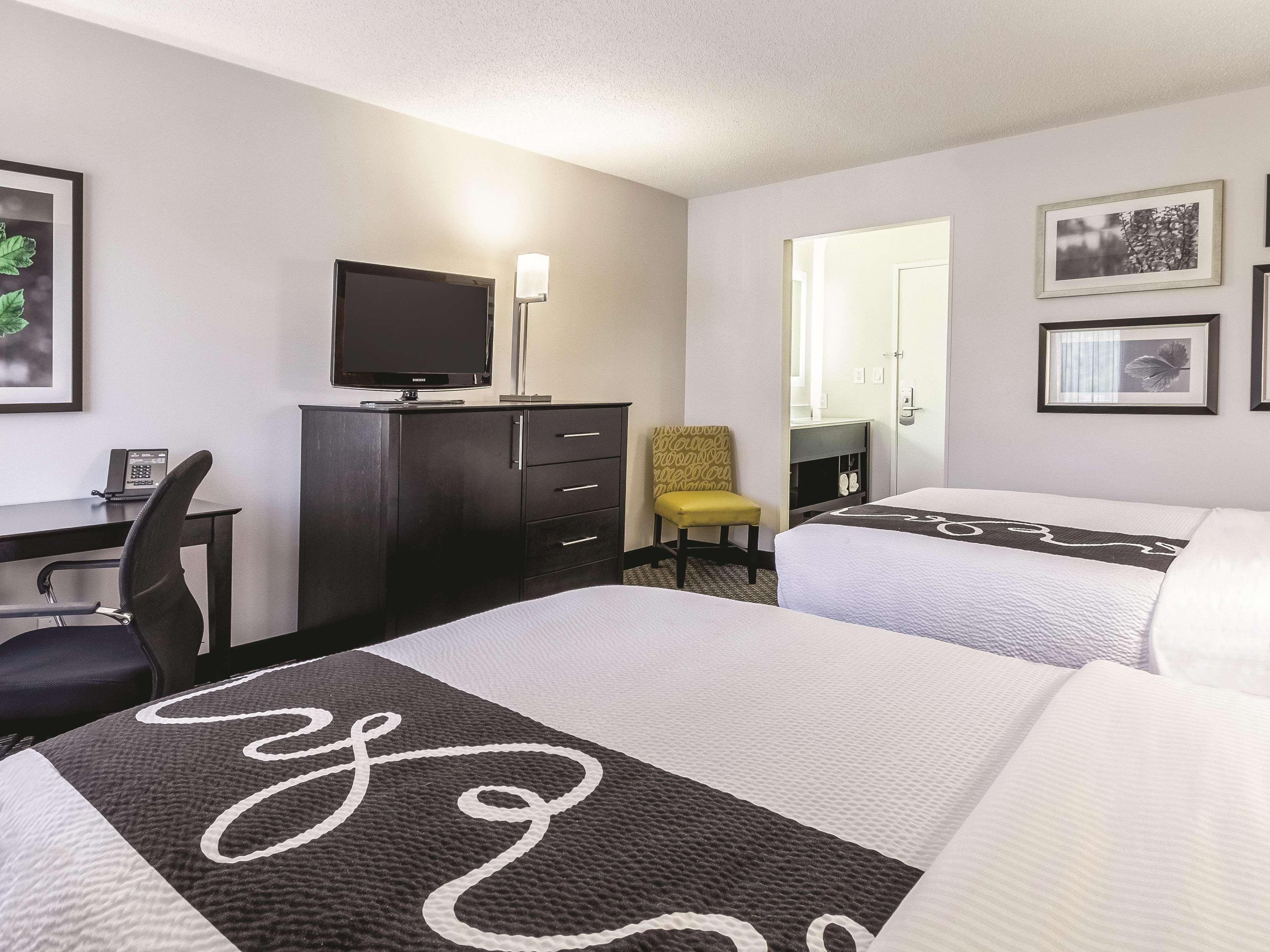 La Quinta By Wyndham Cleveland - Airport North Hotel Exterior photo