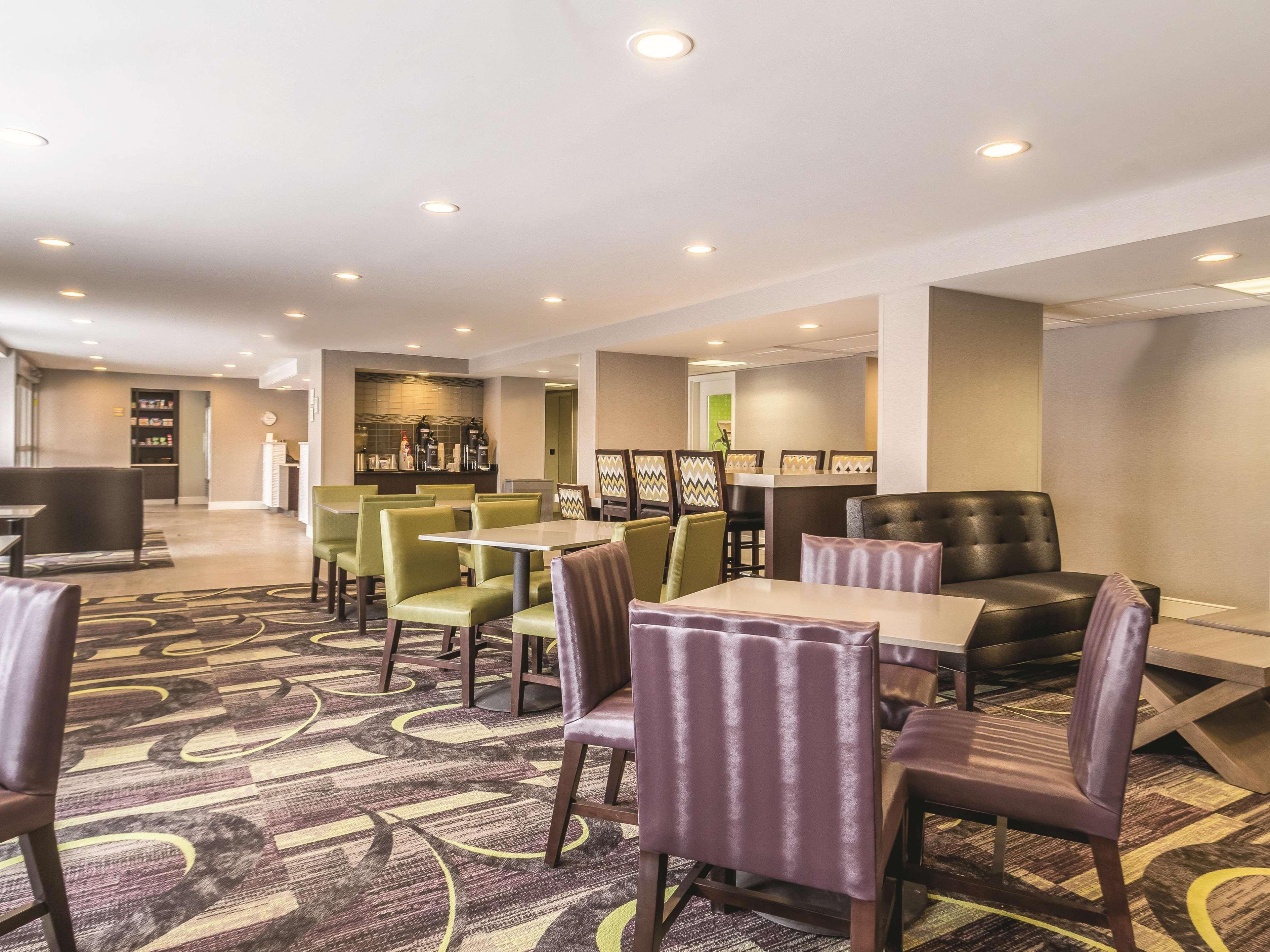 La Quinta By Wyndham Cleveland - Airport North Hotel Exterior photo