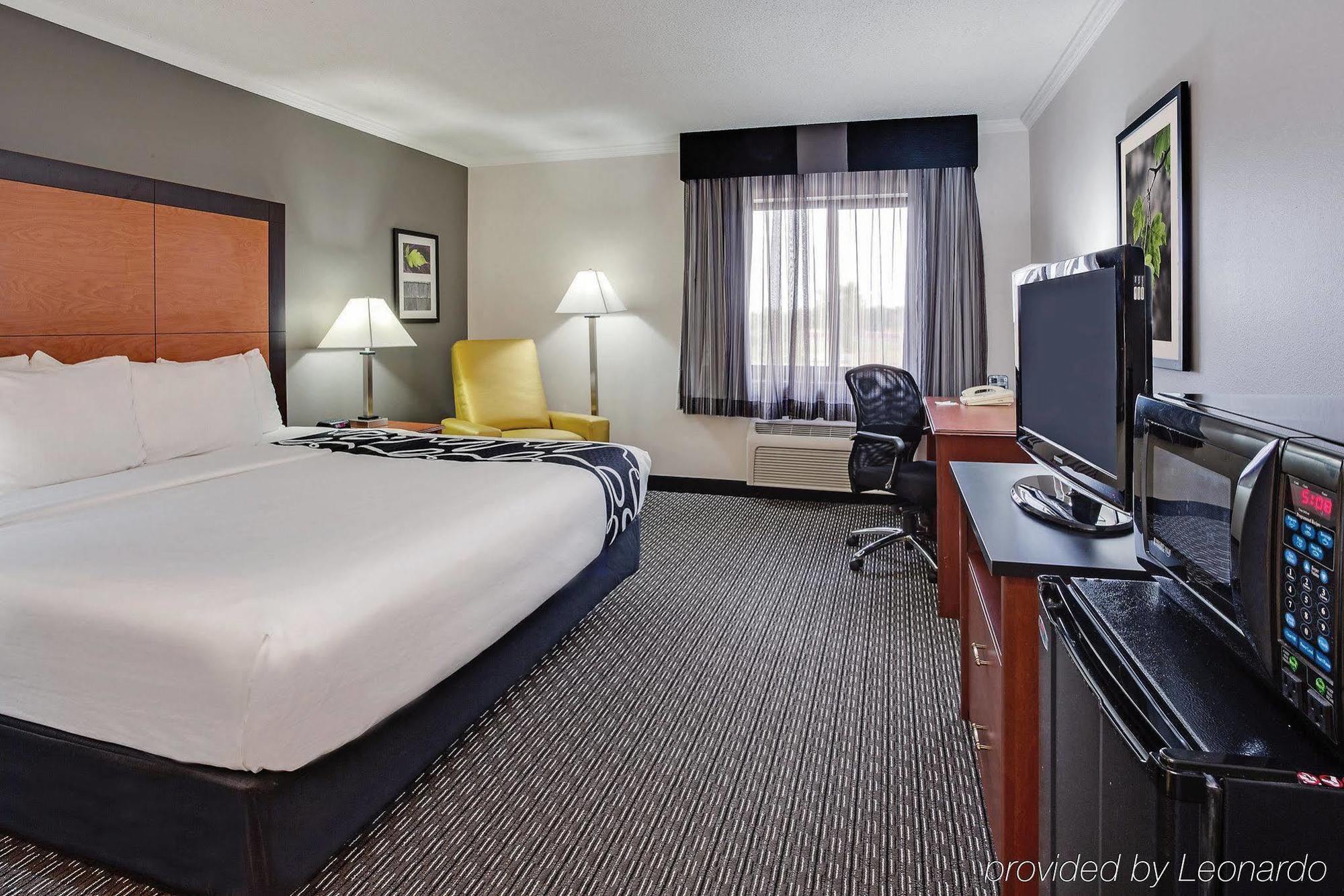 La Quinta By Wyndham Cleveland - Airport North Hotel Exterior photo