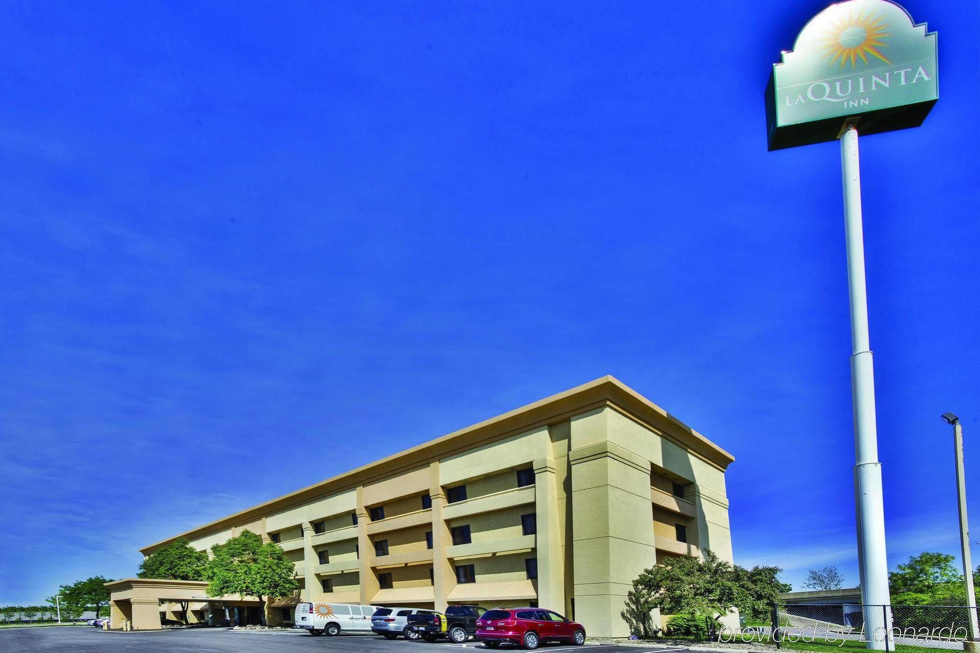 La Quinta By Wyndham Cleveland - Airport North Hotel Exterior photo